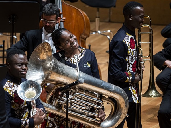 Crítica  / La música como herramienta social en África - por José M. Morate Moyano