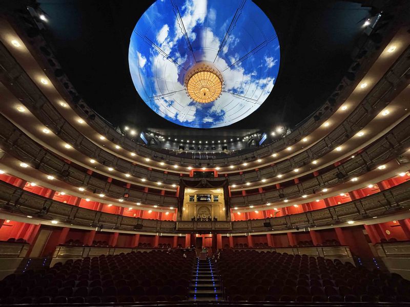 La cúpula del Teatro Real se abre al cielo con la creación de Jaume Plensa