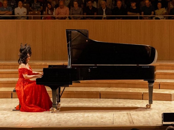 Crítica / Khatia Buniatishvili, buscando su propia identidad - por Juan Berberana