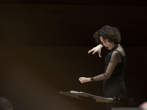 Beatriz Fernández Aucejo dirige a la Orquesta Filarmónica de Málaga
