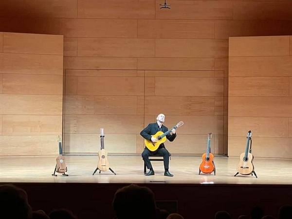 Crítica / Viaje pedagógico por la historia de la guitarra - por Luis Suárez