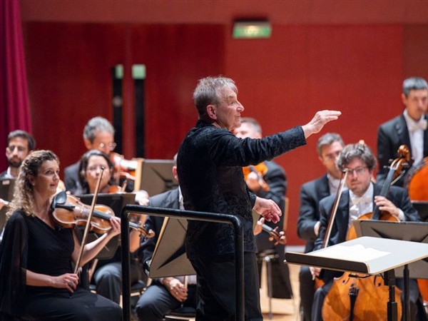 Crítica / Mozart sinfónico y Trevor Pinnock con la OFGC - Juan Francisco Román Rodríguez