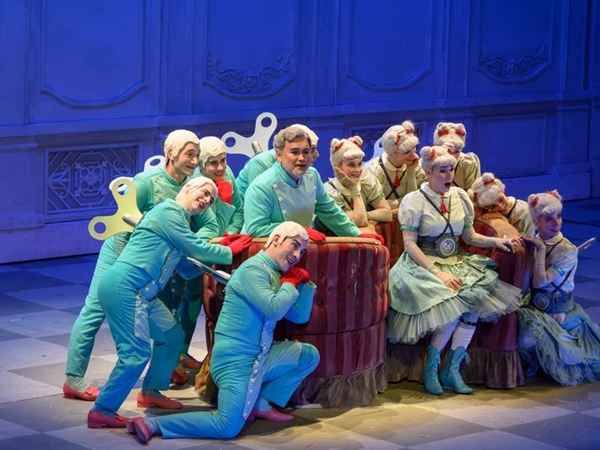 Crítica / Cenerentola en casa de Olympia - por Juan Carlos Moreno