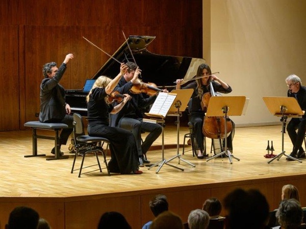 Crítica / Quintetos - por Luis Mazorra Incera