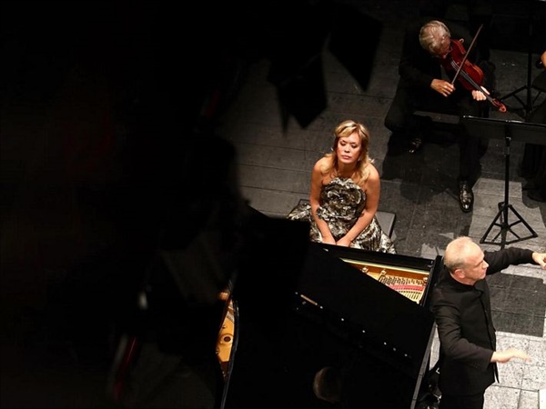 Crítica / Desde el piano lírico al ritmo colorido y efectista - por Luis Suárez