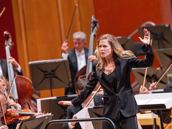 Crítica / Barbara Hannigan debuta como directora en España con la OFGC - por Juan Francisco Román