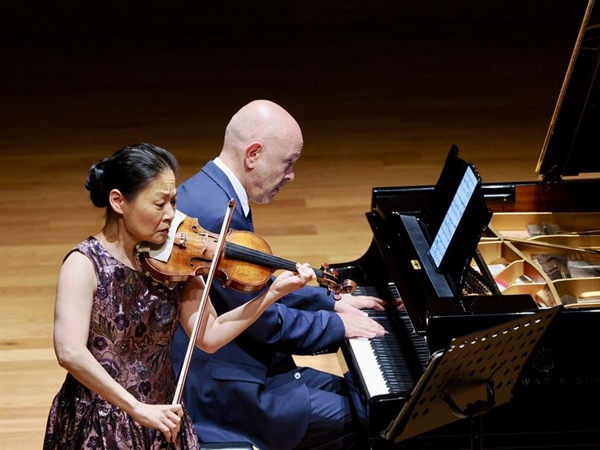 Crítica / Midori, con Aydin de excelente escudero, a lo suyo: la Música - por José M. Morate Moyano