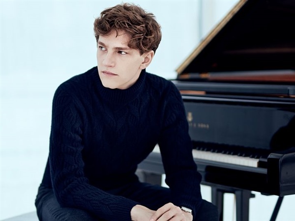 Crítica / Jan Lisiecki inaugura el ciclo de Grandes Intérpretes 25/26 - por Juan Berberana