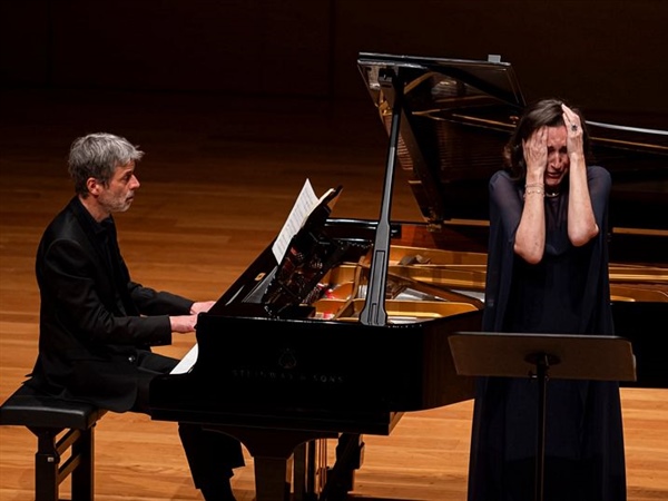 Crítica / Del amor absoluto y sometido, a la destrucción por desamor / por José M. Morate