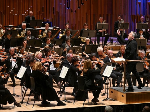 Crítica / LSO & Thomas Adès: una gran orquesta y un gran director - por Agustín Blanco Bazán