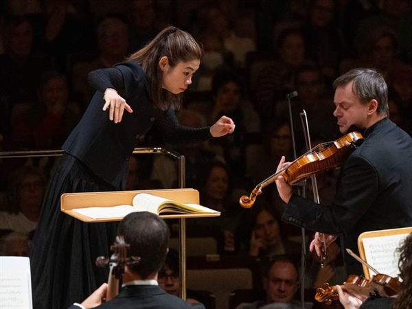 Crítica / Culturas, reflejos y modelos - por Justino Losada