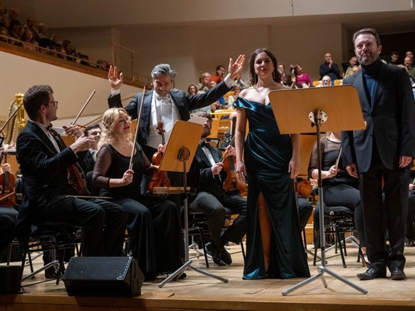 Crítica / Felicitaciones y objeciones - por Juan Gómez Espinosa