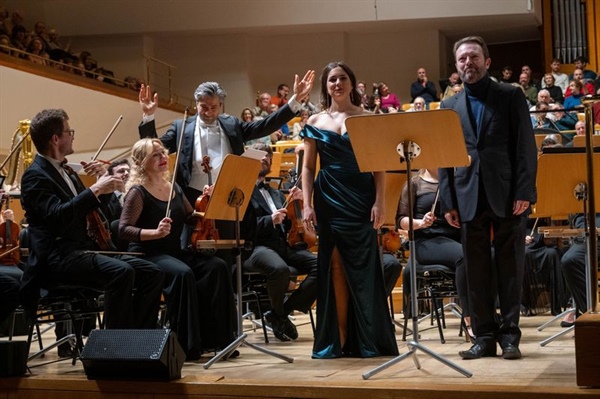 Crítica / Felicitaciones y objeciones - por Juan Gómez Espinosa