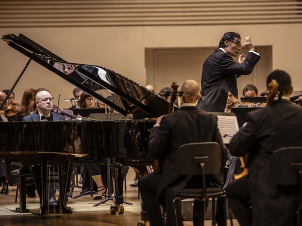 Crítica / Extraordinaria liberación de tensiones - por José Antonio Cantón