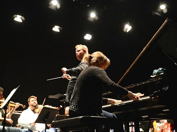 Crítica / La brillantez en la solemnidad - por Luis Suárez