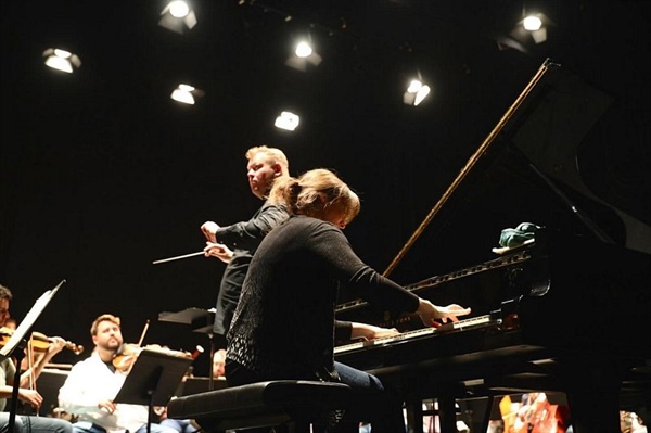 Crítica / La brillantez en la solemnidad - por Luis Suárez