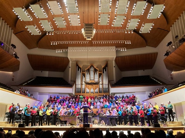 Crítica / “African Christmas Bach” en el Palau de la Música de València - por Joan Gómez Alemany