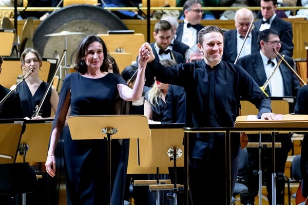 Crítica / La verdad de los paisajes fabulados - por Justino Losada