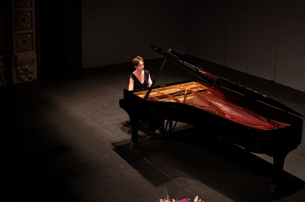 Crítica / Varvara: prevalencia de concepto - por José Antonio Cantón