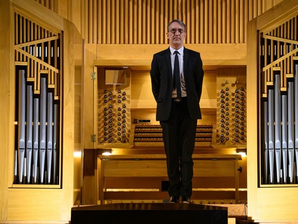 Crítica / Chapeau! - por Luis Mazorra Incera