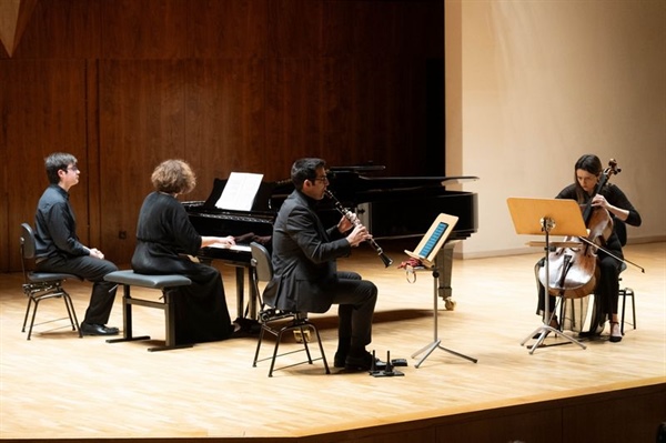 Crítica / Cronos de ida y vuelta - por Luis Mazorra Incera