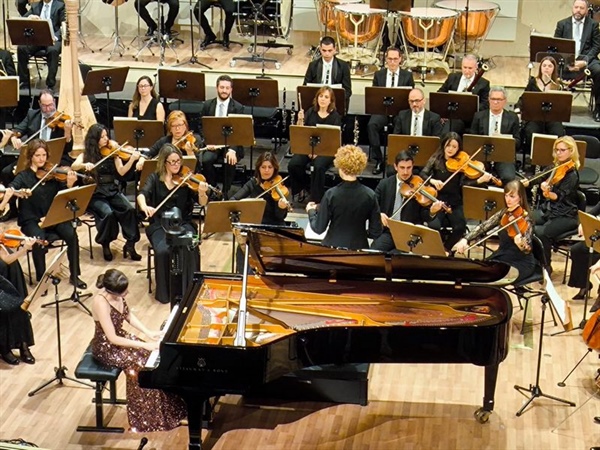 Crítica / Correctos visitantes infrecuentes - por Justino Losada