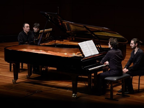 Crítica / Dos pianos, cuatro manos y piano solo - por Luis Mazorra Incera