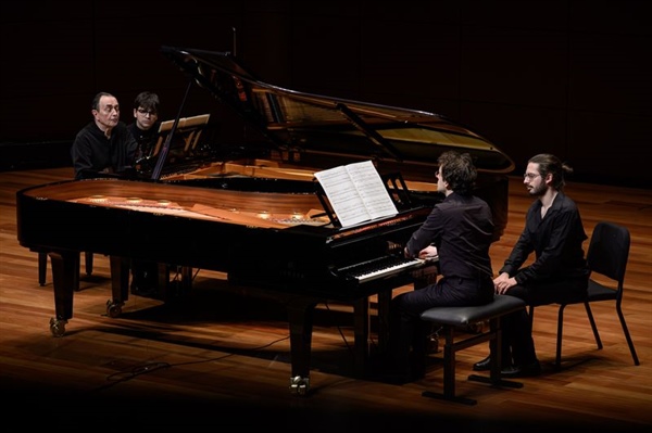 Crítica / Dos pianos, cuatro manos y piano solo - por Luis Mazorra Incera