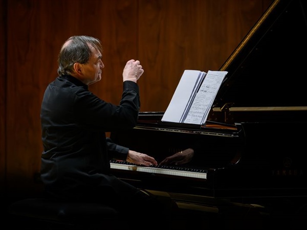 Crítica / Fronteras como puentes - por Gonzalo Pérez Chamorro