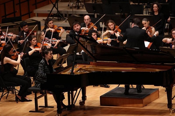 Crítica / Del papel de mera acompañante al máximo esplendor - por Luis Suárez