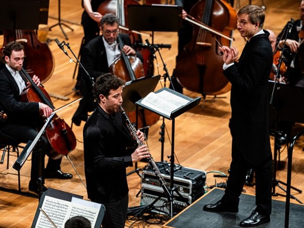 Crítica / Mozart de ensueño y sólido Bruckner por OSCyL y Petrenko - por José M. Morate Moyano