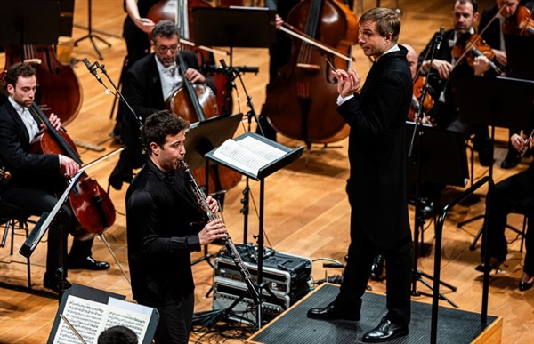 Crítica / Mozart de ensueño y sólido Bruckner por OSCyL y Petrenko - por José M. Morate Moyano