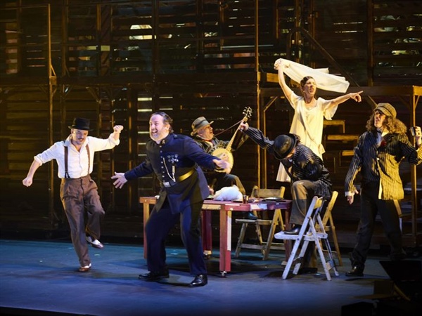 Crítica / La ópera de los tres centavos, plenamente vigente - por Genma Sánchez Mugarra