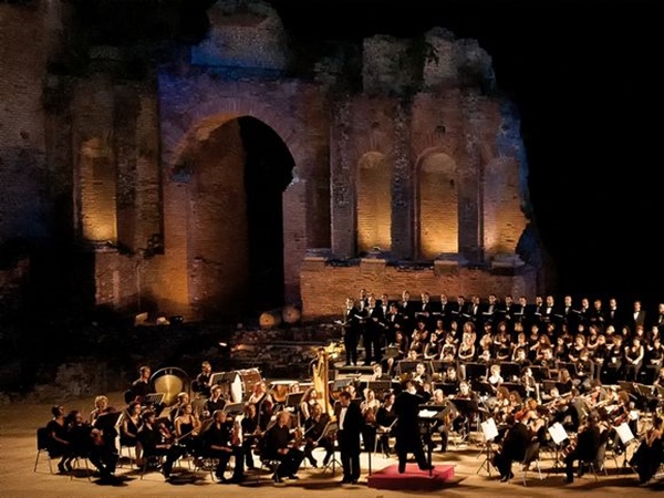 Gira española y francesa del Coro Lirico Siciliano dirigido por Francesco Costa con La bohème