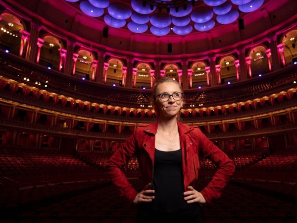 Anna Lapwood, fenómeno global del órgano en redes sociales, en el ciclo Bach Vermut del CNDM