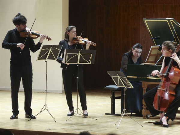 Crítica / El sensacional historicismo 3.0 de Le Consort - por Simón Andueza