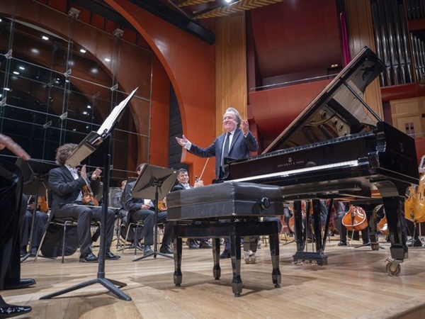 Crítica / Mozart, Buchbinder, Filarmónica de Gran Canaria: triunfo del clasicismo - por Juan F. Román