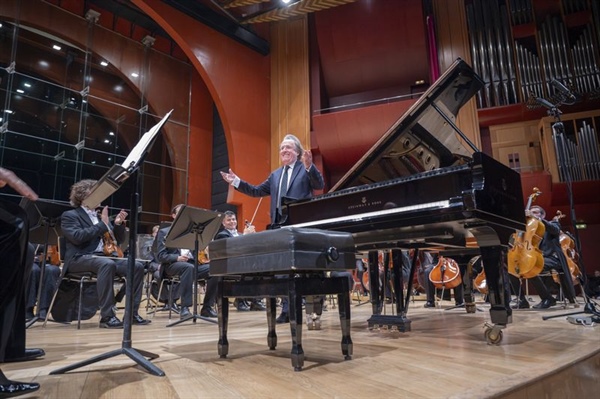 Crítica / Mozart, Buchbinder, Filarmónica de Gran Canaria: triunfo del clasicismo - por Juan F. Román