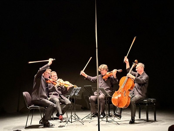 Crítica / Tan humano [In memoriam JCR] - por Blanca Gutiérrez Cardona