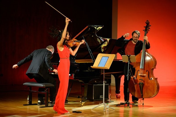 Crítica / Brillante “Falla imaginado” de Moisés Sánchez - por Esther Martín