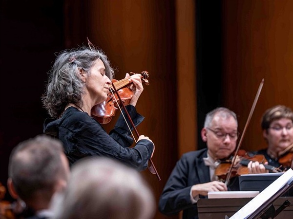 Crítica / Amandine Beyer: gozoso retrato de la naturaleza - por Ramón García Balado