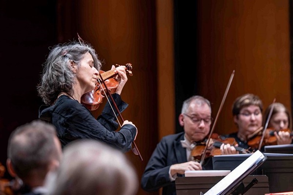 Crítica / Amandine Beyer: gozoso retrato de la naturaleza - por Ramón García Balado