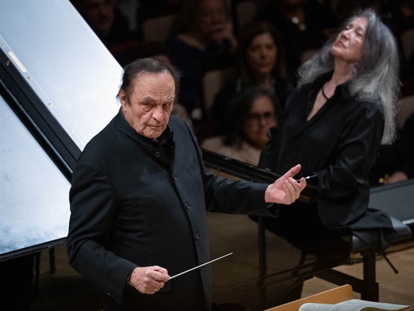 Crítica / Autoridad y excelencia - por José Antonio Cantón