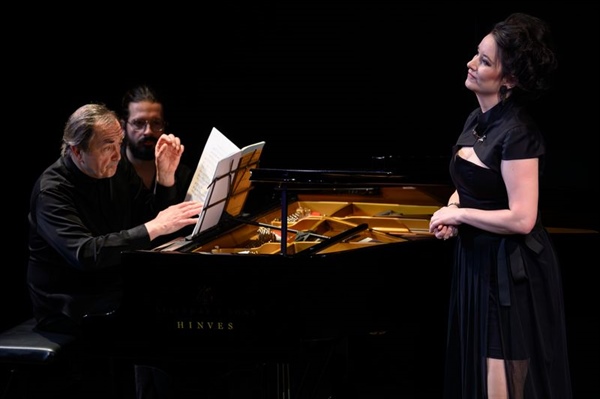 Crítica / Una soprano con más oficio que genio y un gran pianista - por Francisco Villalba