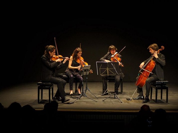 Crítica / Las cuerdas de tres siglos - por Juan Gómez Espinosa