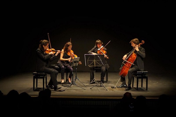 Crítica / Las cuerdas de tres siglos - por Juan Gómez Espinosa