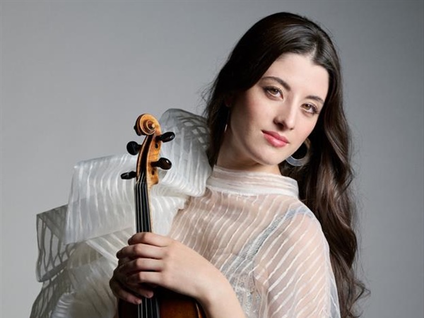 María Dueñas, una de las violinistas más admiradas, llega por primera vez al CNDM