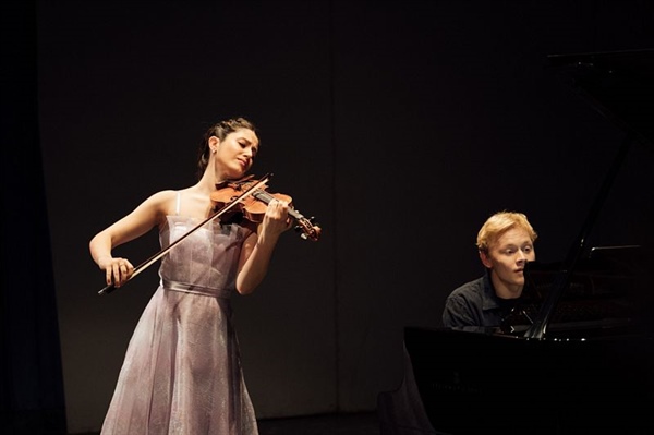 Crítica / La prodigiosa musicalidad de María Dueñas - por José Antonio Cantón