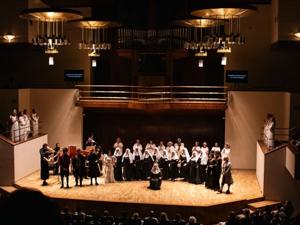 Crítica / “Sacando del profundo caos de la nada, el ámbito del mundo” - por Luis Mazorra Incera