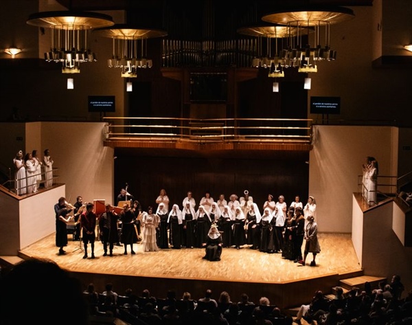 Crítica / “Sacando del profundo caos de la nada, el ámbito del mundo” - por Luis Mazorra Incera